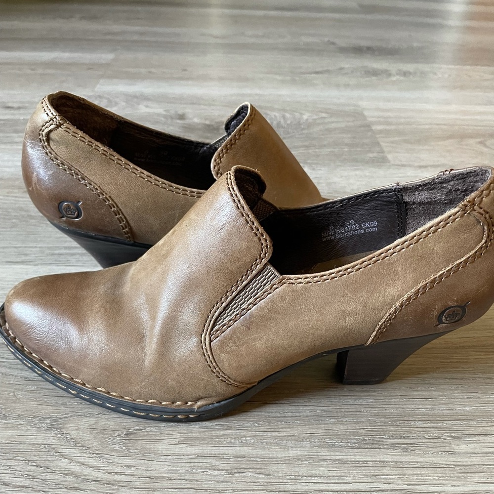 BORN “Baylie” Pumps